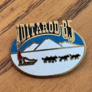 1985 Iditarod Pin Alaska Dog Sled Musher Souvenir Vintage Pinback